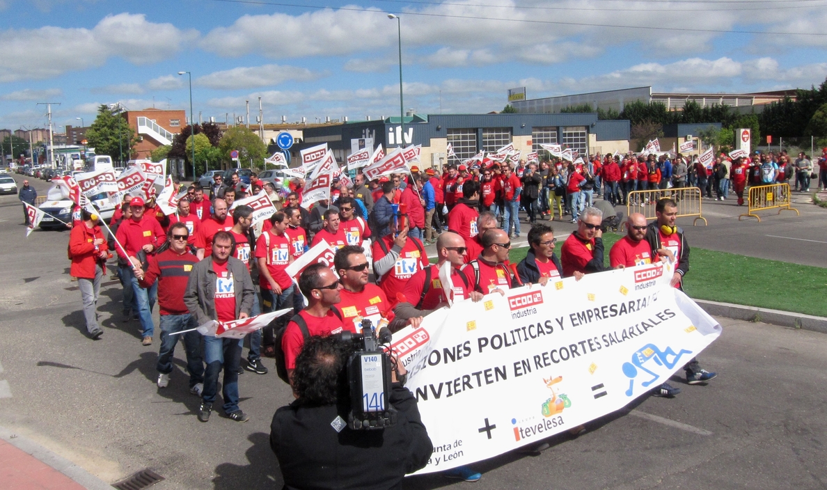 Unas 300 personas se manifiestan contra la bajada de salario y aumento de horas que Itevelesa plantea en el convenio
