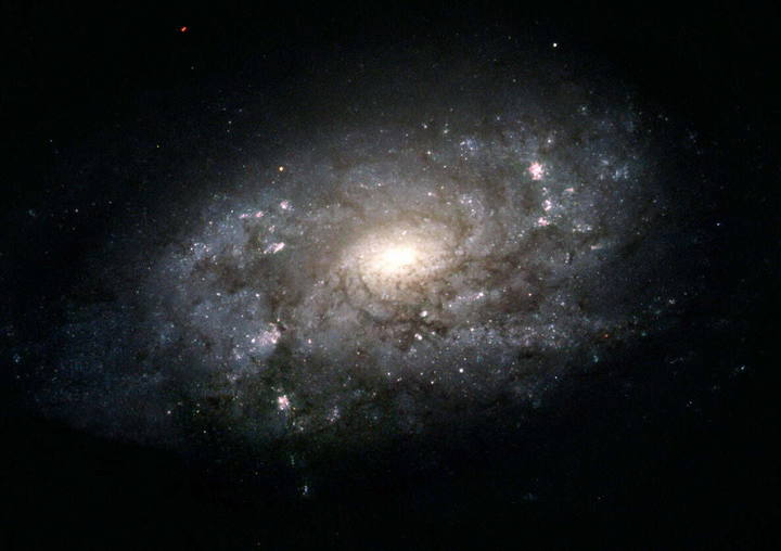La NASA descubre una galaxia que brilla como 300 billones de soles