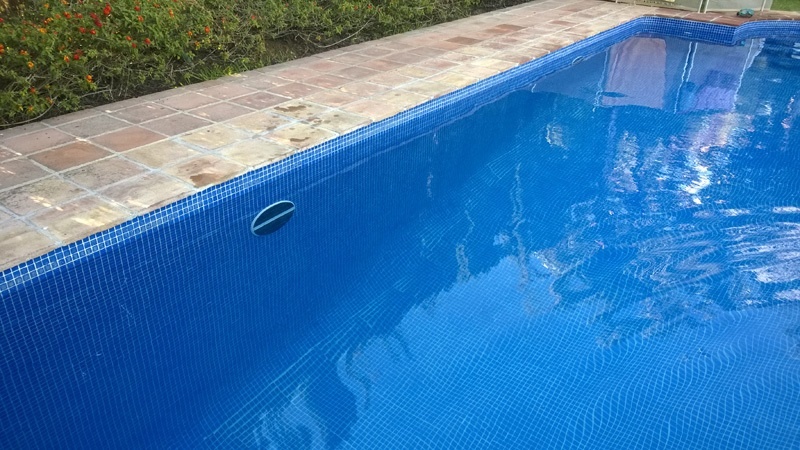 Un español patenta el foco subacuático para piscinas que se recarga con la luz del sol