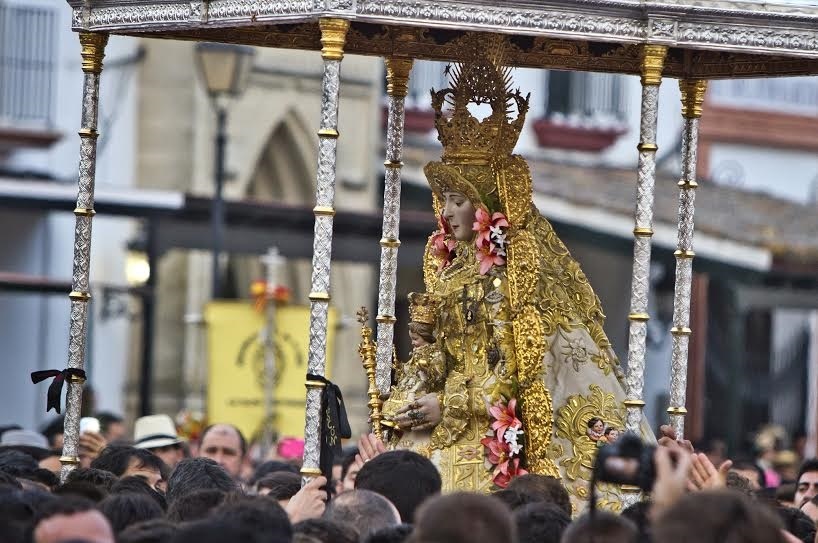 La Virgen del Rocío entra en su ermita sobre las 12.20 tras procesionar más de nueve horas por la aldea