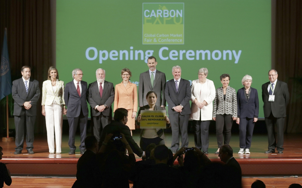 Activistas de Greenpeace irrumpen ante el Rey y García Tejerina en Carbon Expo para exigir energías renovables