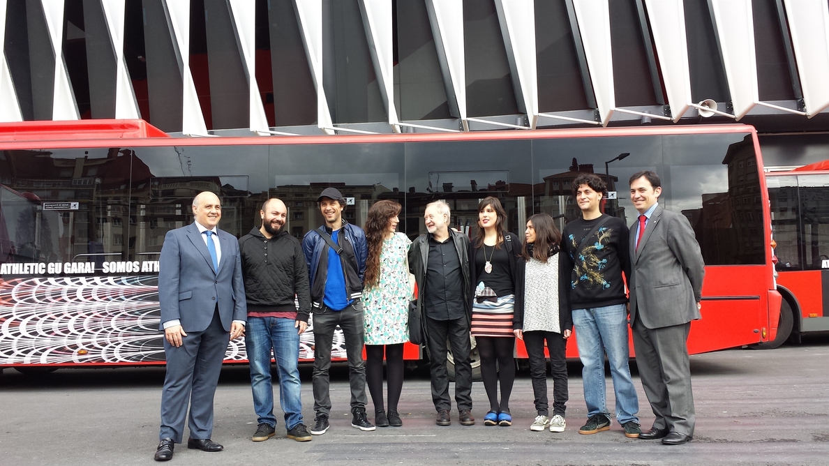 Seis artistas de Bilbao Arte decoran con sus diseños autobuses de Bilbobus para animar la final de Copa del Athletic