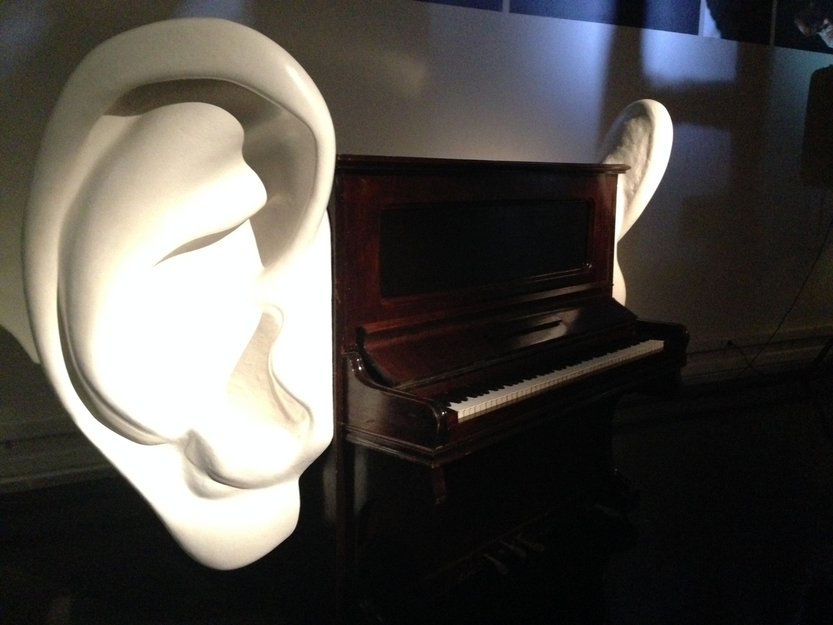La UV homenajea a Carles Santos con imágenes inéditas, videomontajes y una decena de «pianos intervenidos»