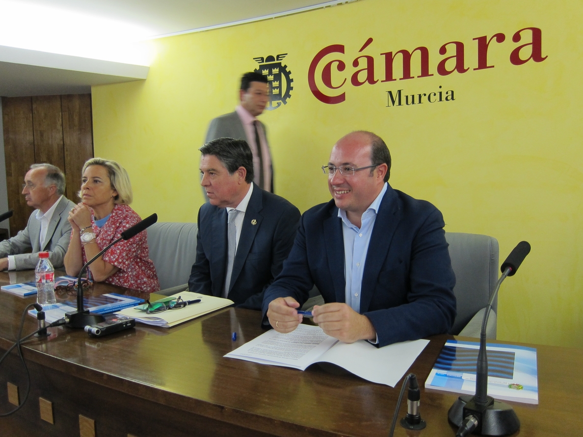 Regantes piden a Sánchez (PP) «regularizar la cesión de derechos» y un precio «razonable» para el agua desalada