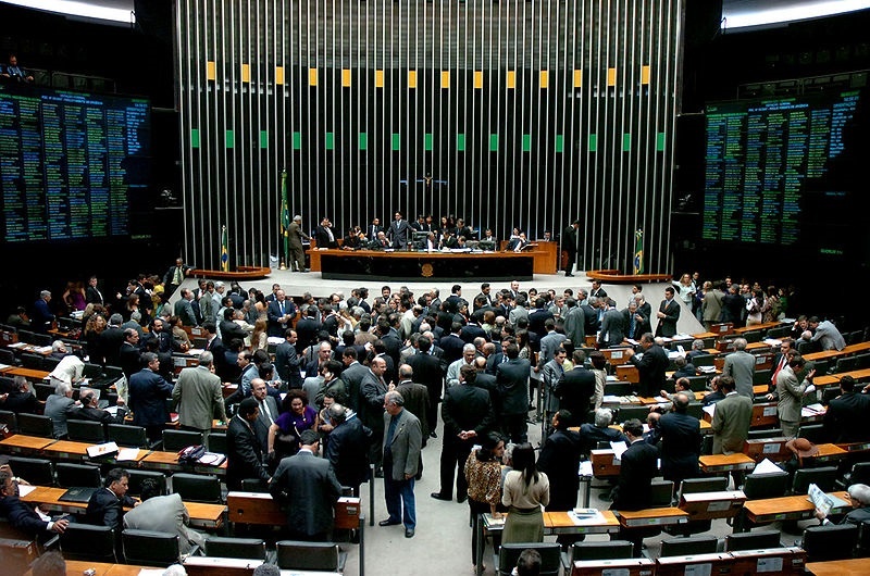 Graban a un congresista brasileño viendo un vídeo pornográfico en su móvil durante una sesión en el Parlamento