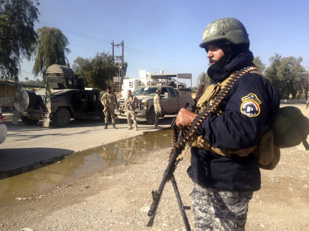 Al menos diez policías mueren en un doble atentado con coche bomba en Bagdad
