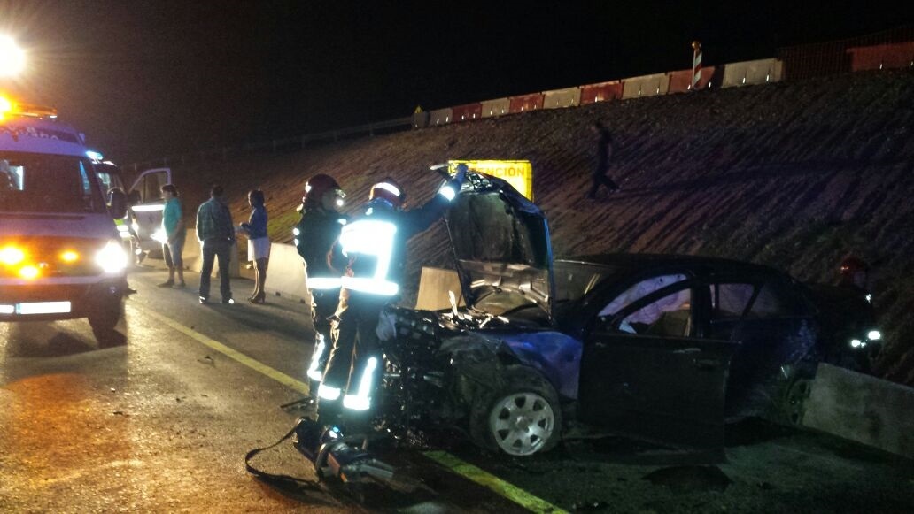 Heridos leves cuatro jóvenes tras caer su coche por un terraplén en Sarón