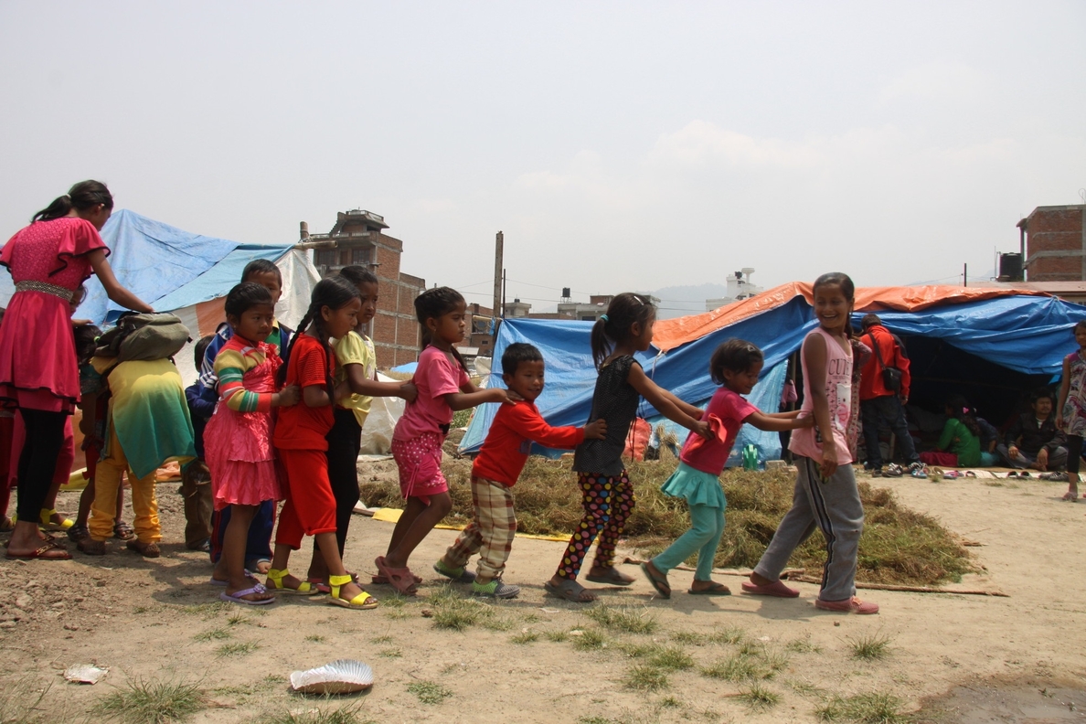 Los niños de Nepal vuelven al colegio después de los terremotos