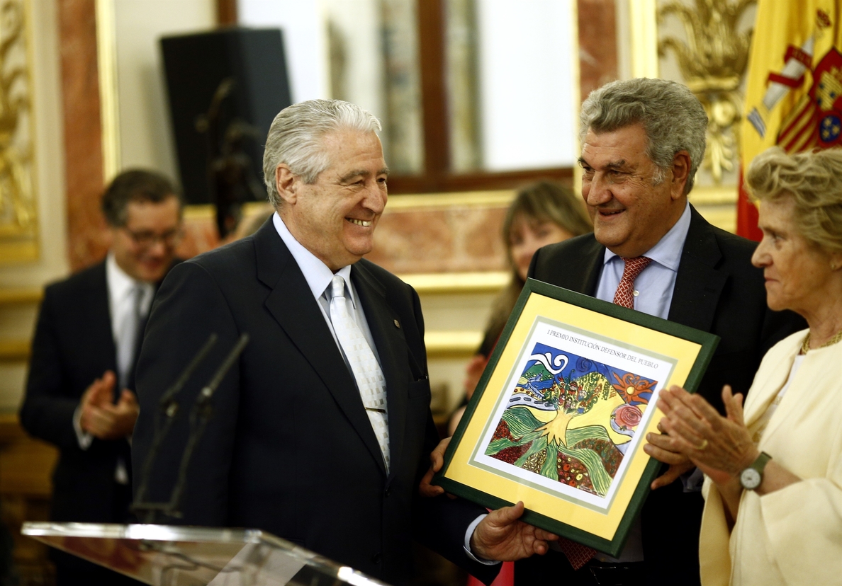 Becerril entrega a Cáritas en el Congreso el I premio de la institución, se destinará a los migrantes
