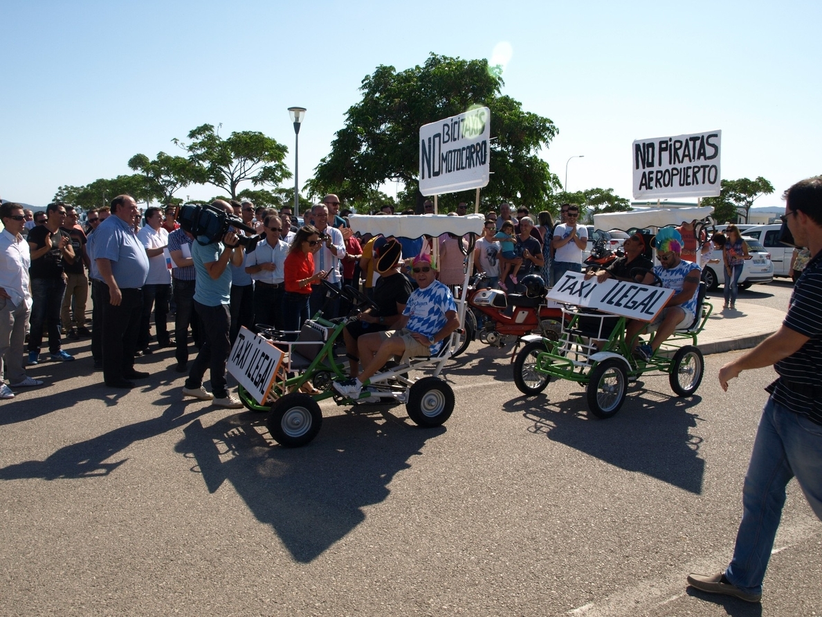 Alrededor de 400 taxis se manifiestan por Playa de Palma para pedir la regulación de los »bici taxis»