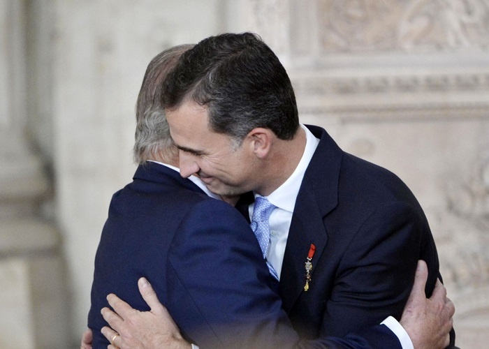Rajoy llama a Don Juan Carlos en el aniversario de su anuncio de abdicación