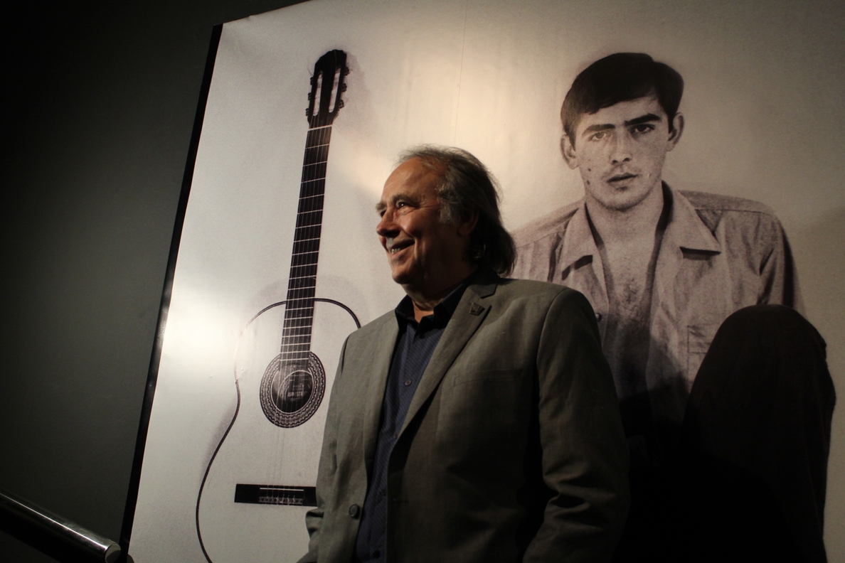 Una exposición homenajea a Joan Manuel Serrat y sus 50 años dedicados a la canción