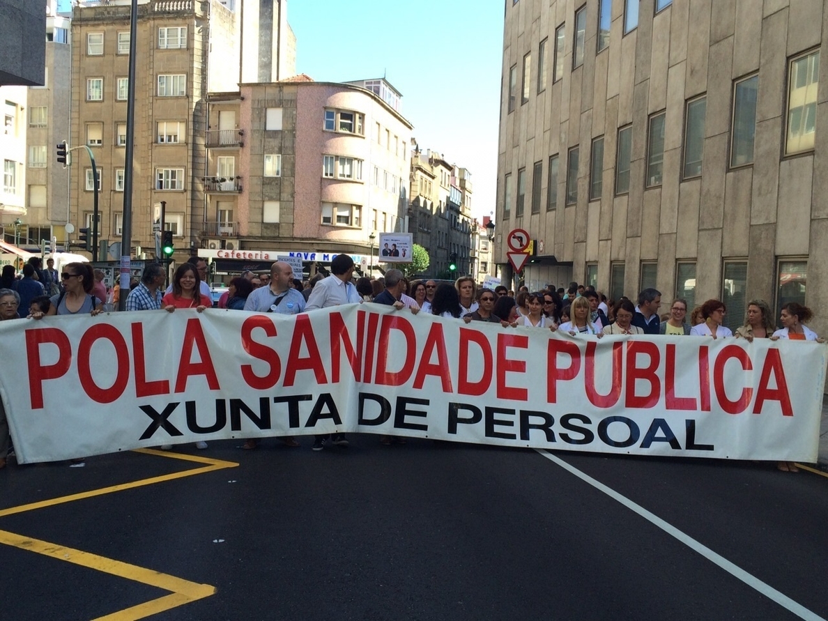 Personal sanitario vuelve a salir a la calle en Vigo en contra del cierre de camas y de los recortes del nuevo hospital