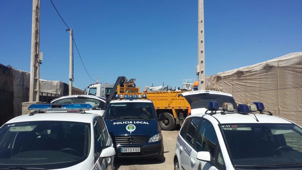 El Ayuntamiento de El Ejido ejecuta el derribo de 28 chabolas en Tierras de Almería y desaloja a 60 personas