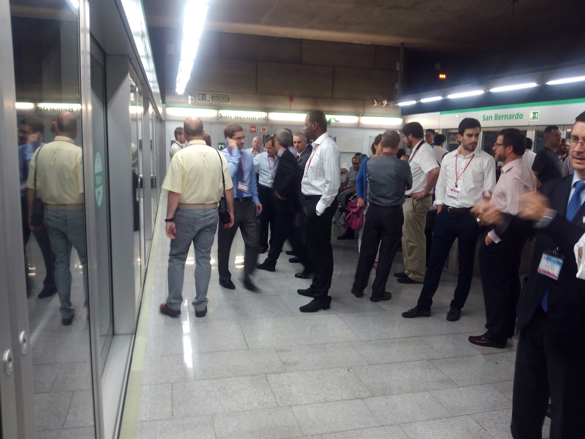 Representantes de la industria ferroviaria internacional visitan el metro de Sevilla