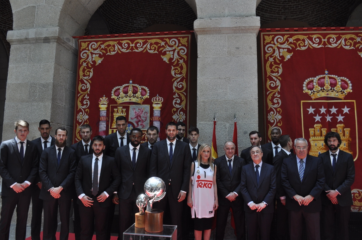 Cifuentes: «El Real Madrid ha entrado en la historia del baloncesto y del deporte español»