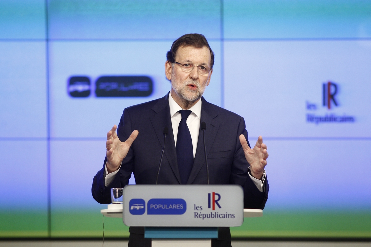 Rajoy dice que devolverá otra parte de la paga extra a los funcionarios este año si la recaudación sigue bien