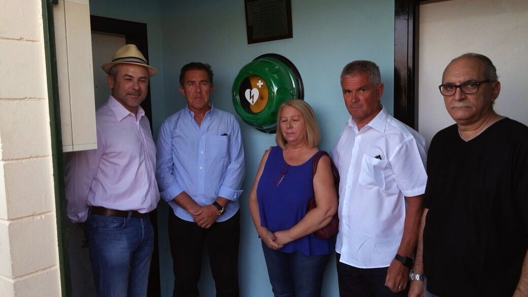 La comisión de Homenaje a José Párraga dona un desfibrilador al campo de fútbol de Casillas