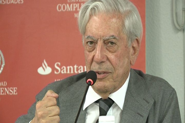 Vargas Llosa pide respeto por su vida privada