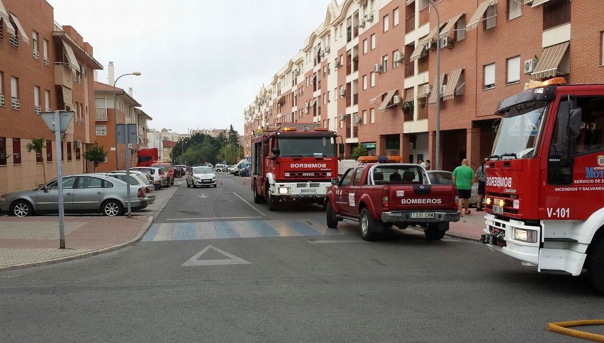 Un incendio provocado por los autores de un robo obliga a desalojar un edificio en Motril (Granada)