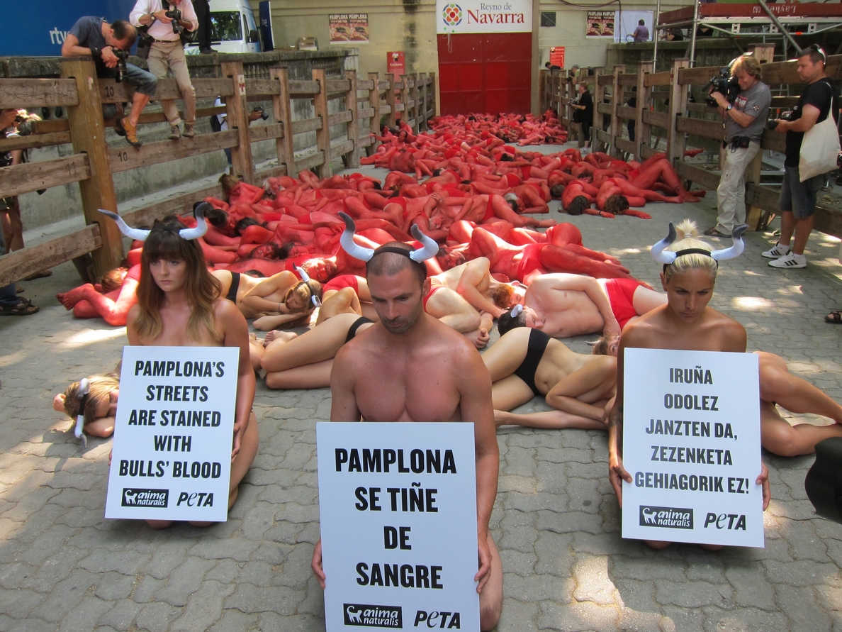 AnimaNaturalis y Peta protestan en Pamplona contra los encierros y las corridas de toros de San Fermín