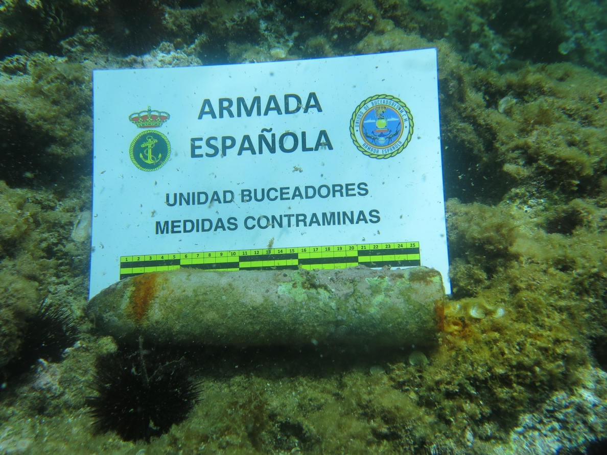 Buceadores de la Armada neutralizan un proyectil antiaéreo espoletado en aguas de Cartagena