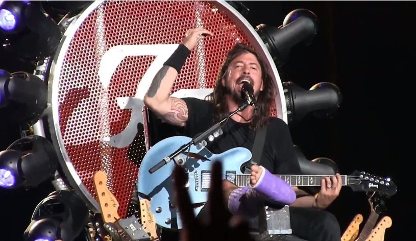 Dave Grohl(Foo Fighters) regresa a los escenarios en un trono gigante