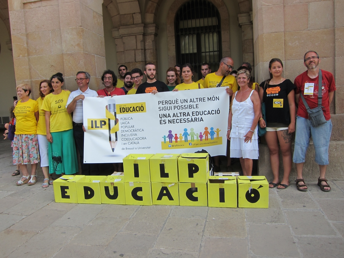 La ILP para una nueva ley de educación lleva 95.000 firmas al Parlament