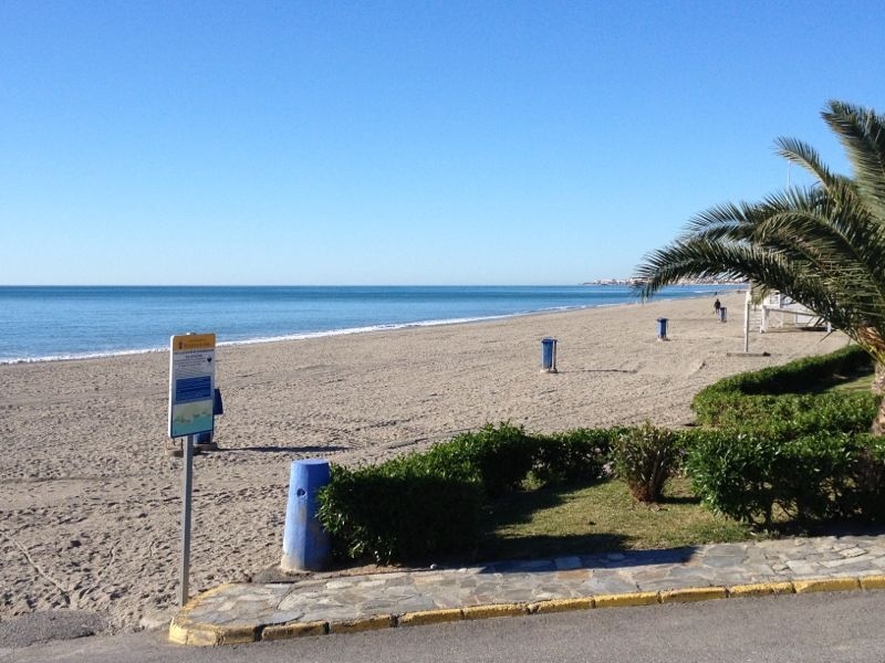 Una jubilada de 77 años dona en vida a »Aldeas Infantiles» un chalé en la playa para que los niños veraneen en Almería