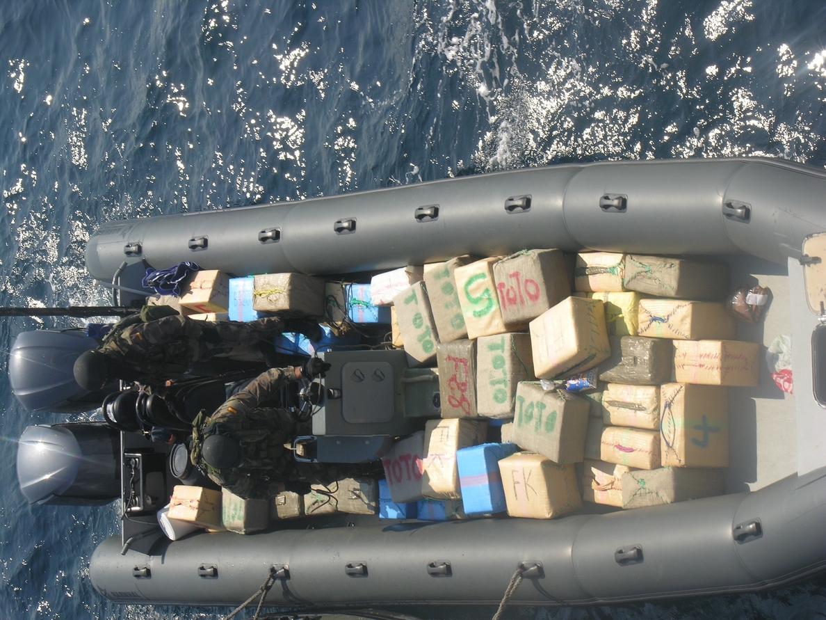 Un patrullero de la Armada intercepta una embarcación con 1.500 kilos de droga