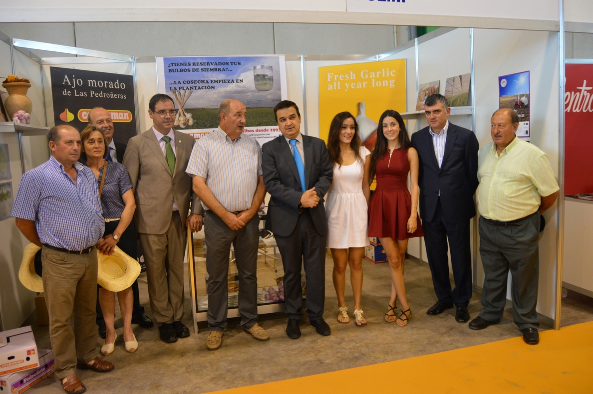 Martínez inaugura la Feria Internacional del Ajo de Las Pedroñeras destacando que «el ajo de mayor calidad está en C-LM»