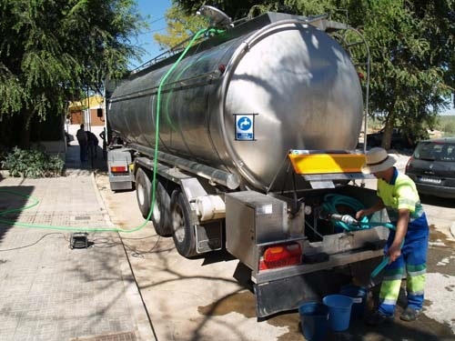El Ayuntamiento de Puente Genil acomete ya las obras de urgencia para solventar la falta de agua en La Mina