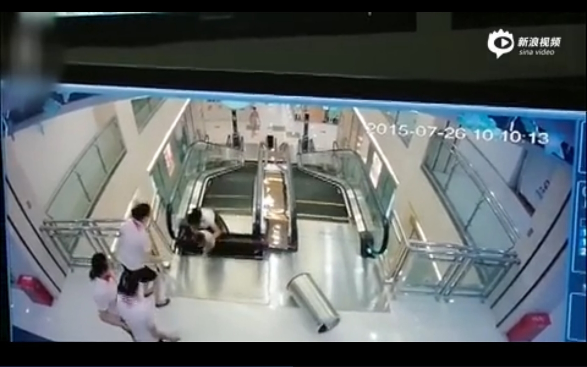 Muere una mujer atrapada por una escalera mecánica tras salvar a su hijo