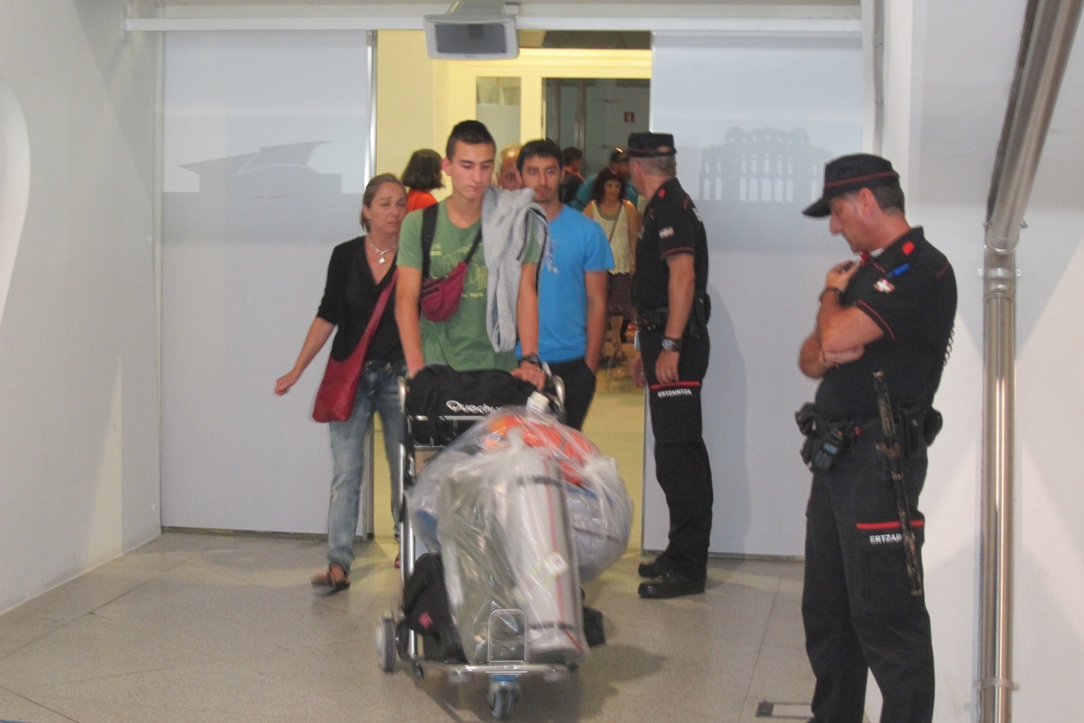 Los jóvenes del accidente de Francia llegan a España en buen estado, aunque uno ha sido trasladado al hospital