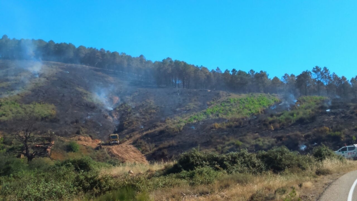 Una veintena de efectivos continúa trabajando en la extinción del incendio en Gata, que todavía no está controlado