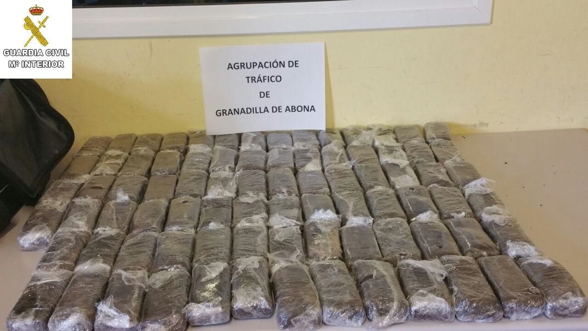 Encuentran 20 kilos de hachís escondidos en el arcén de una carretera de Guargacho (Tenerife)