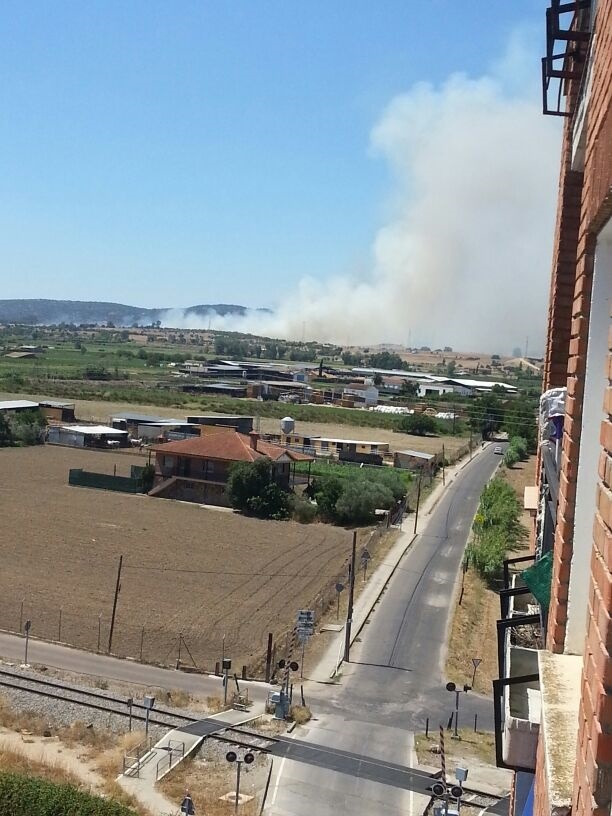 Unos 90 efectivos trabajan en la extinción de un fuego declarado en la finca de Las Córdobas de Talavera