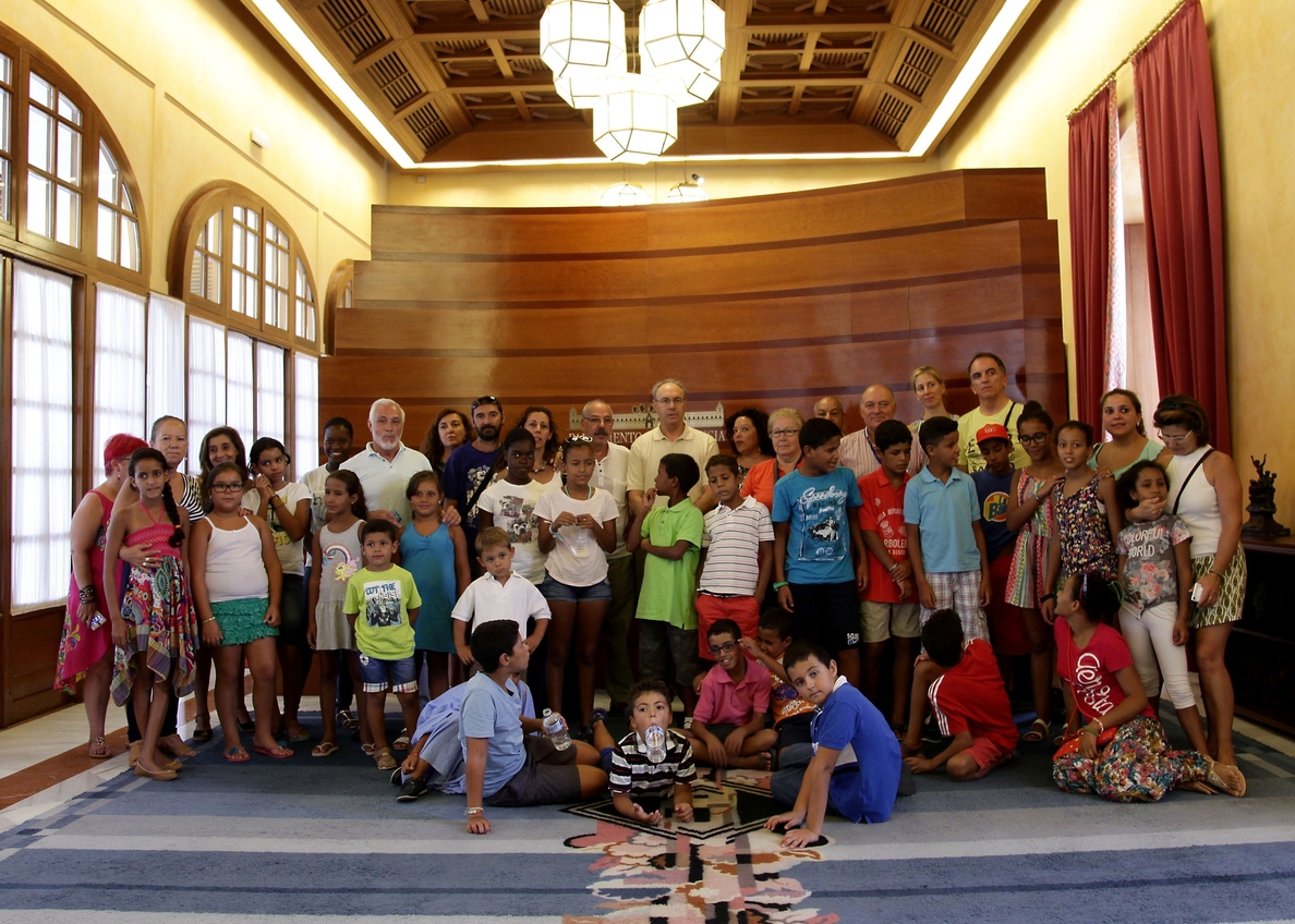 Un grupo de niños saharauis participantes en el programa »Vacaciones en Paz» visita el Parlamento andaluz
