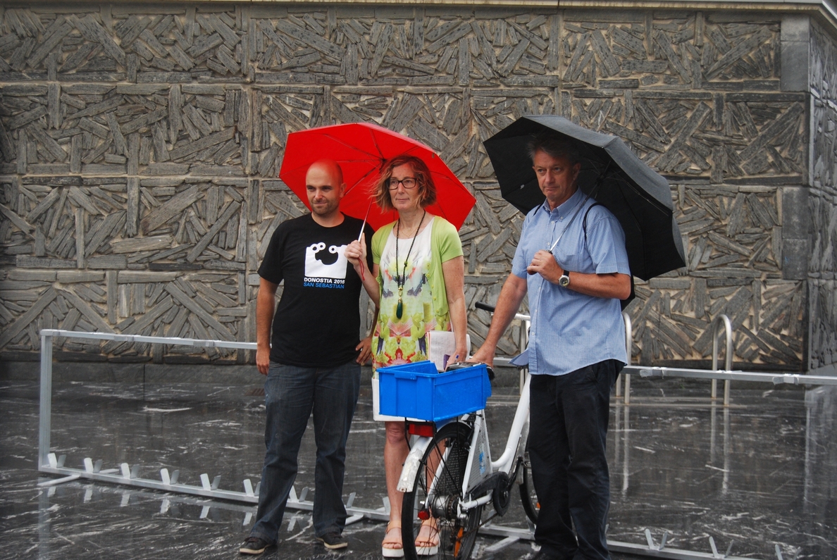 El Ayuntamiento de San Sebastián instala un aparcabicis portátil en el paseo de la Zurriola