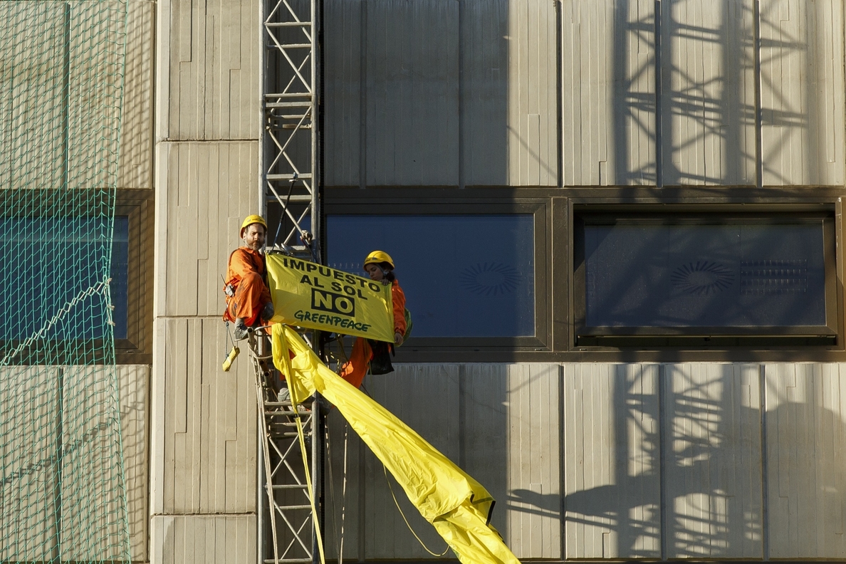 Detienen a cuatro activistas de Greenpeace tras escalar un edificio de Industria para protestar por el «impuesto al sol»