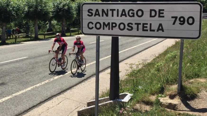 Dos ciclistas no profesionales realizan el camino de Santiago para recaudar fondos para Adano