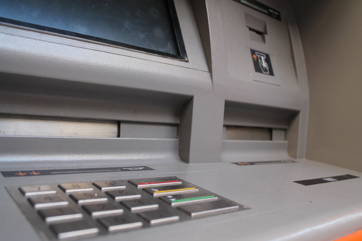 El Banco de España avisa de que solo debe cobrarse una comisión por la retirada de efectivo en cajero