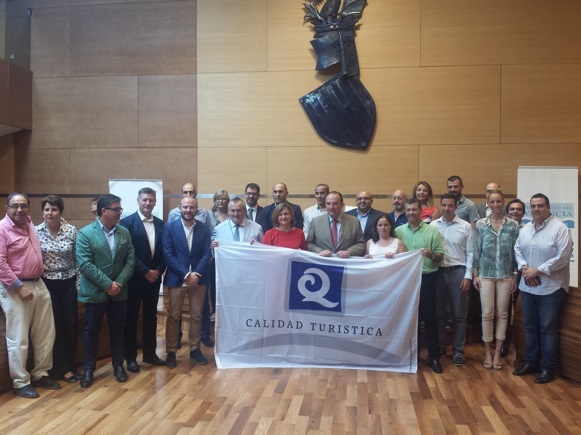 Doce municipios de la provincia reciben la bandera de la Q de calidad turística por sus playas