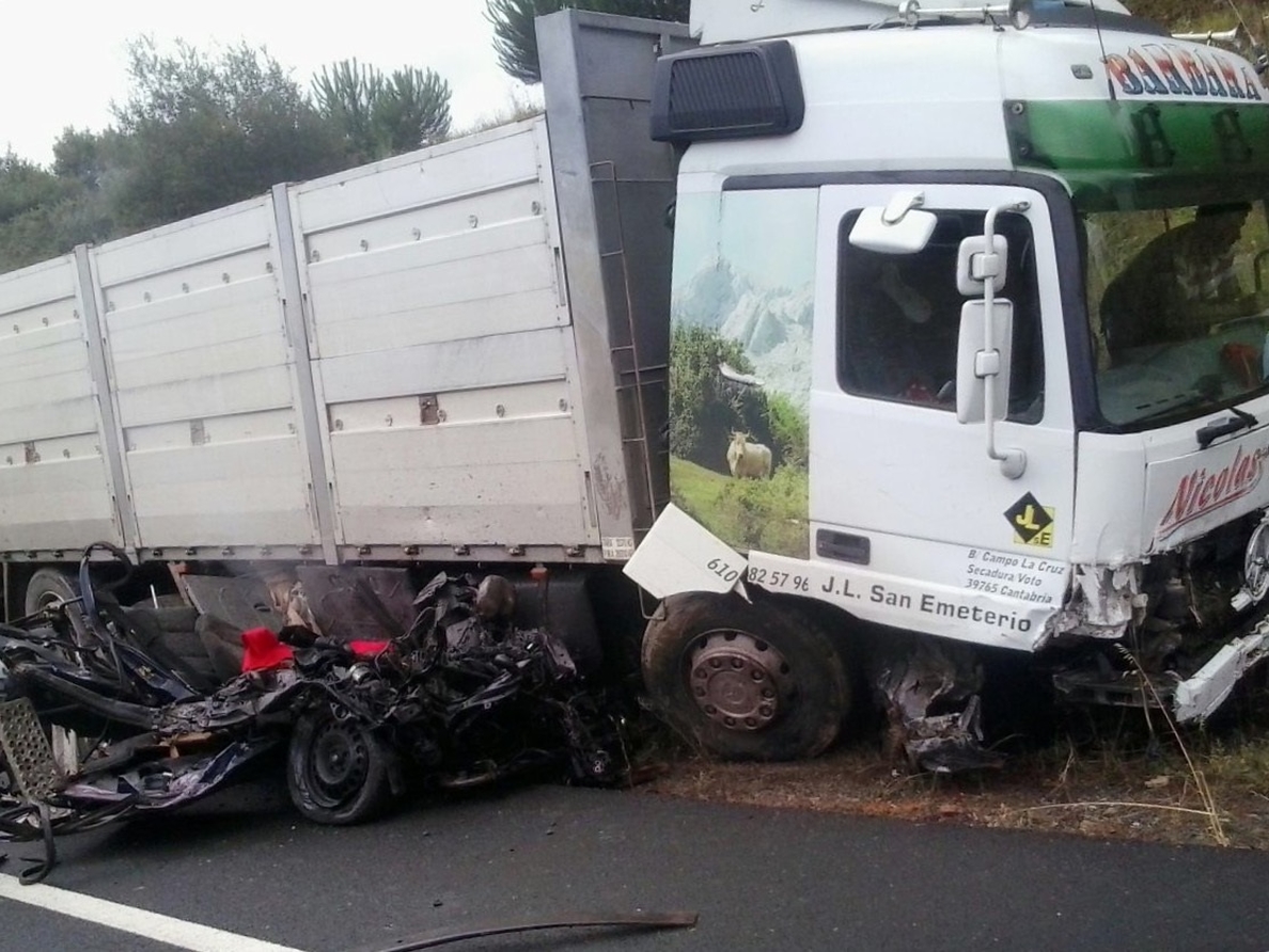 Fallece un vecino de Rasines (Cantabria) tras chocar contra un camión en Ampuero