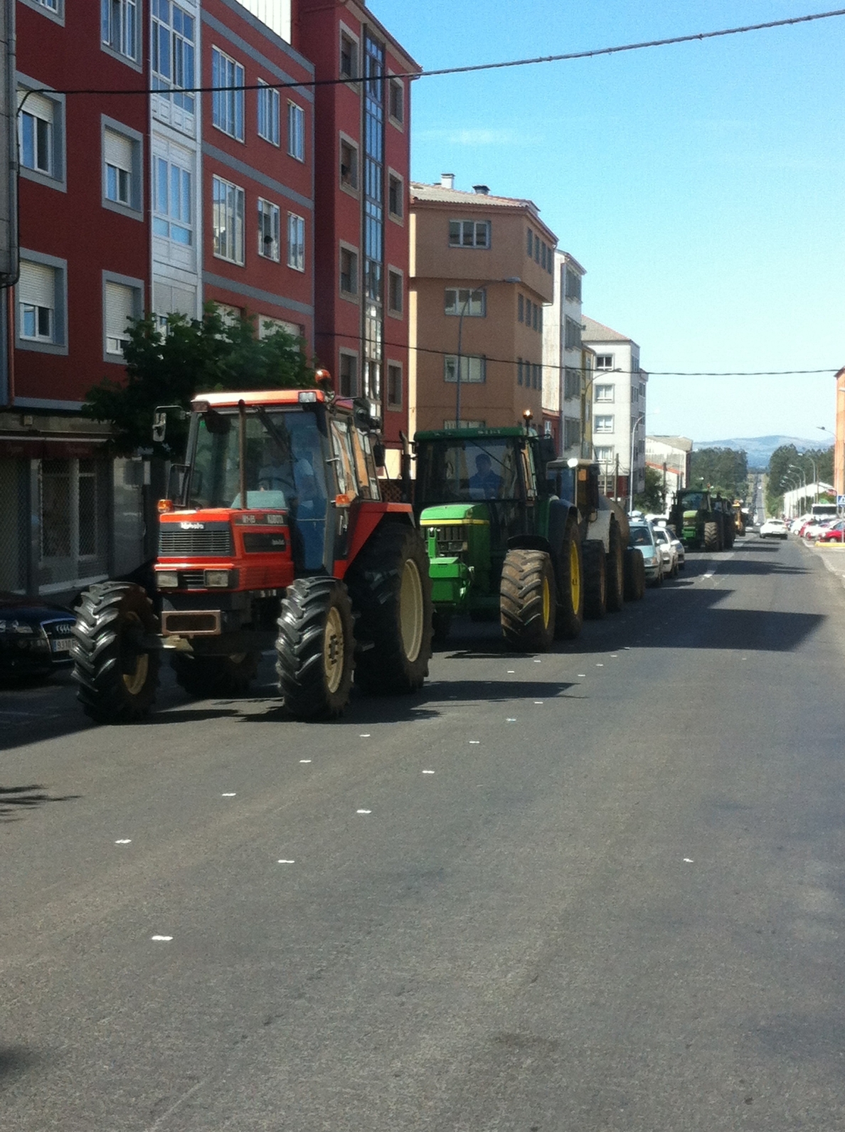 Centenares de tractores marchan para exigir a las administraciones soluciones para el sector lácteo