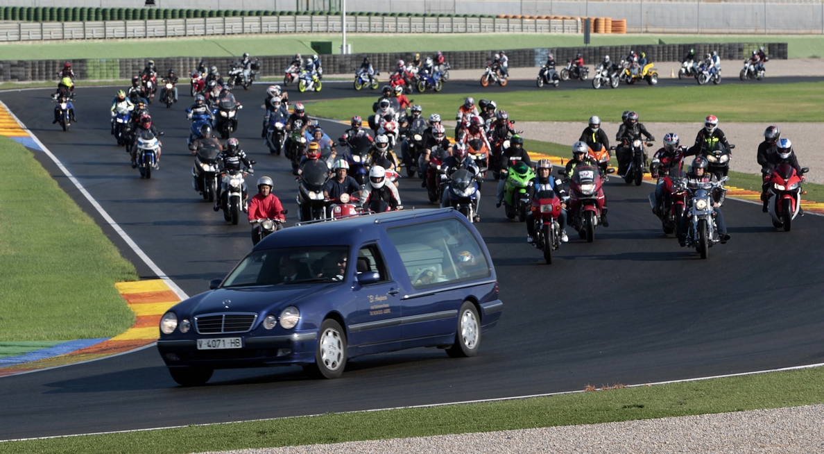 Más de 500 motos acompañan a Bernat Martínez en su última vuelta a la pista del Circuit de Cheste