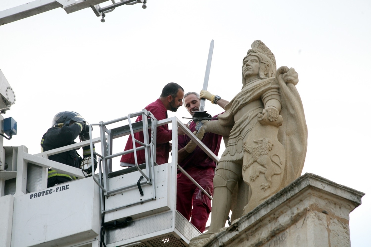 El Ayuntamiento de León restaura la mano y coloca la espada de la escultura de Don Pelayo