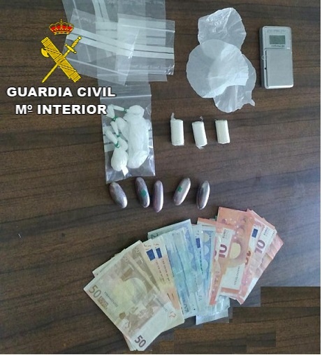 La Guardia Civil erradica un punto de venta de drogas en el bar de la piscina municipal de Campo Lugar