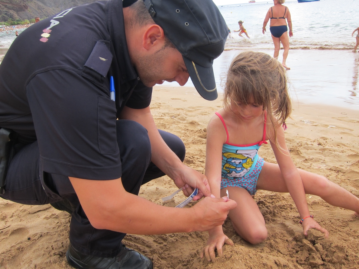 Padres creen que el reparto de pulseras para niños en las playas es «un arma de doble filo»