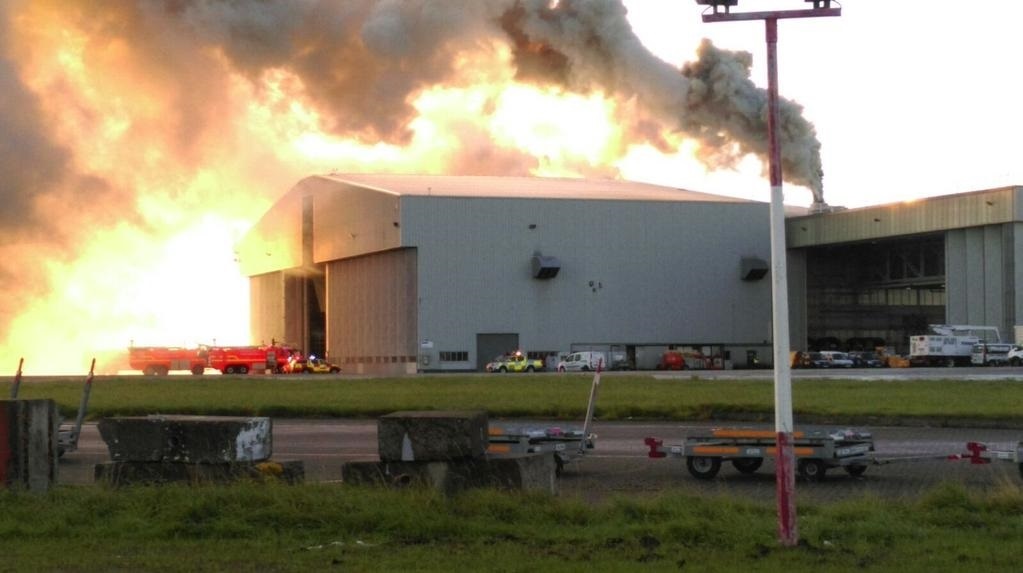 El incendio de un hangar obliga a suspender los vuelos en el aeropuerto de Dublín